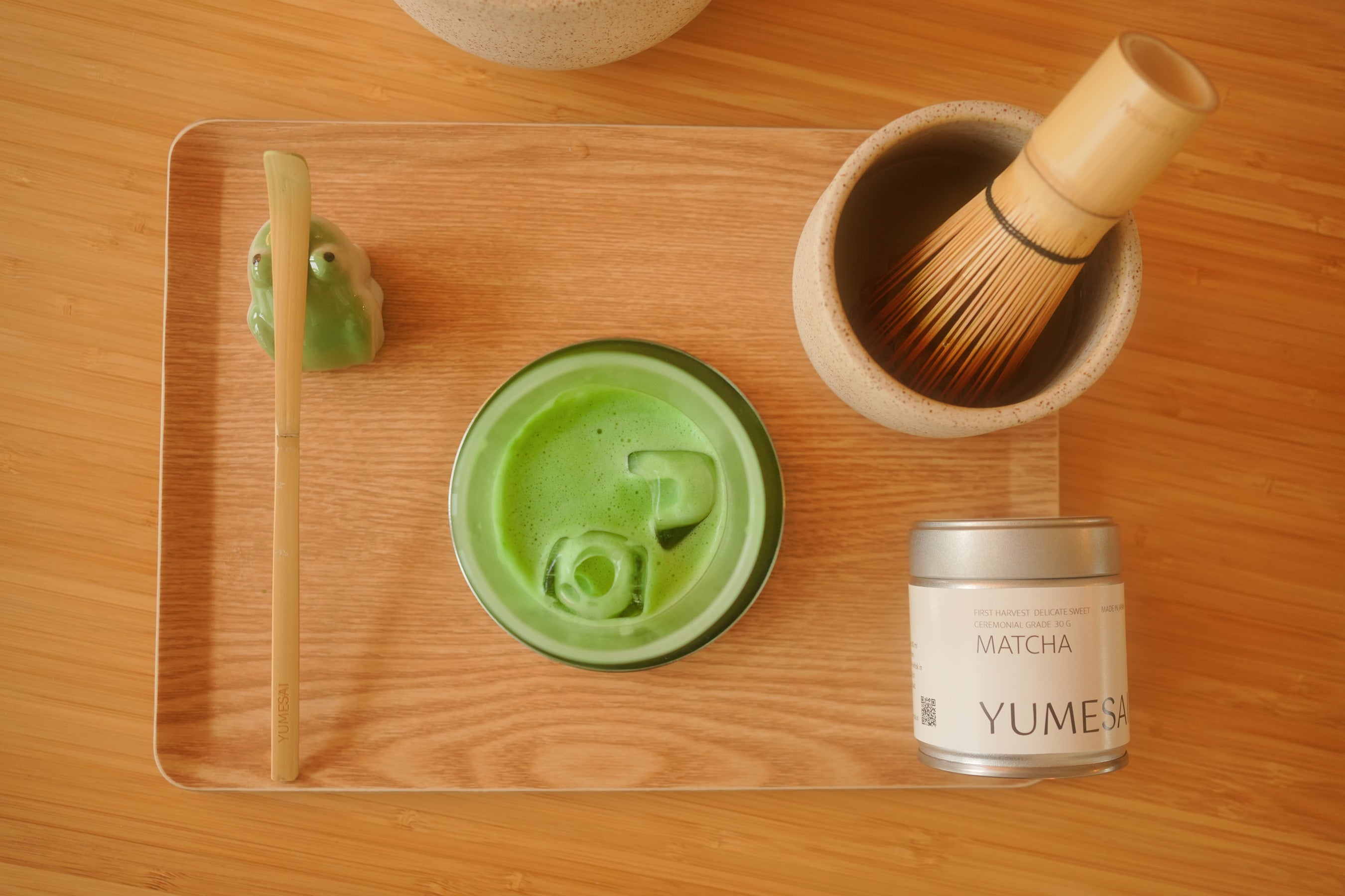 YUMESAI premium matcha kopen in Nederland. Bestseller 30 g blikje met iced matcha, chasen en chashaku